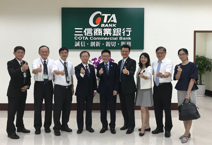 蔡董事長率隊拜會三信商銀總行