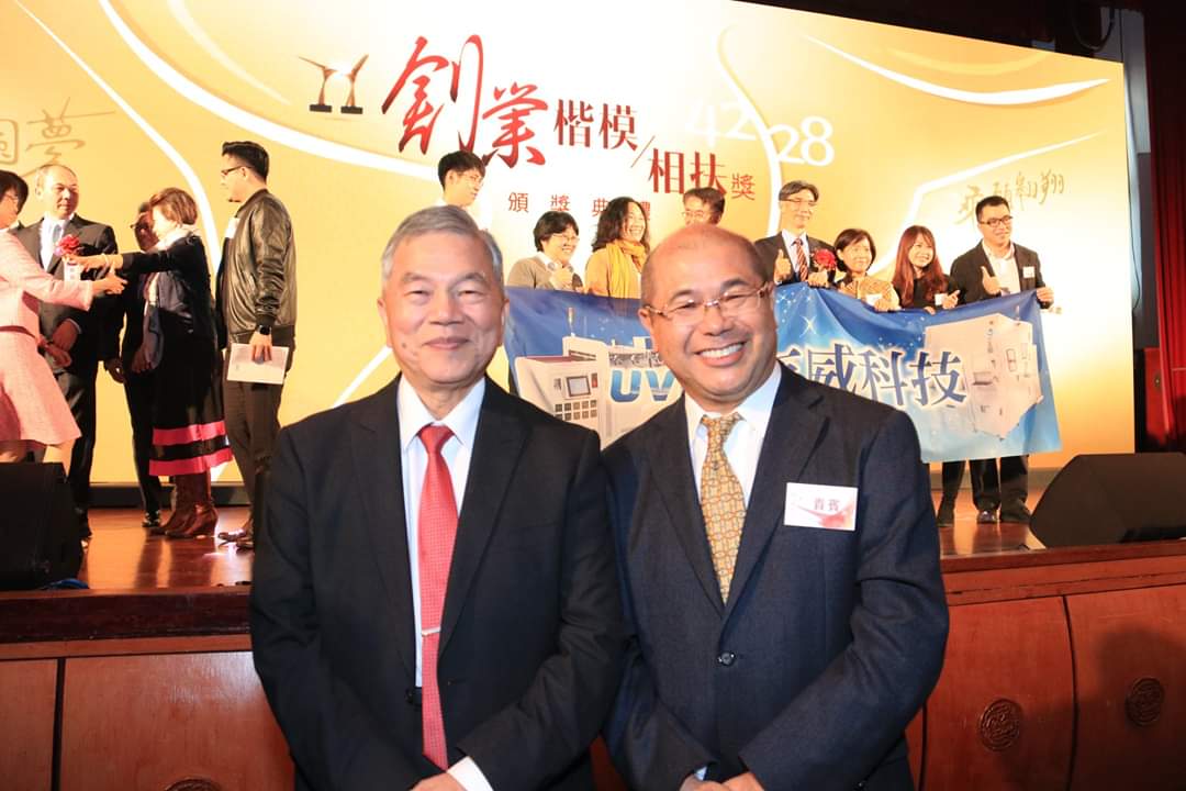 經濟部沈部長榮津(左)及本基金李董事長耀魁(右)